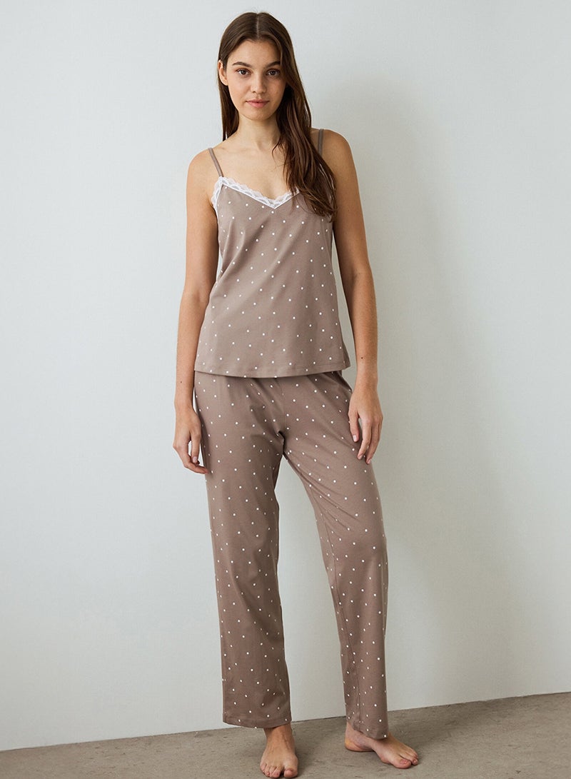 بنتي طقم بيجامة نسائي بدون أكمام بياقة على شكل حرف  ونقاط بولكا من الدانتيل بلون موكا - Image 1